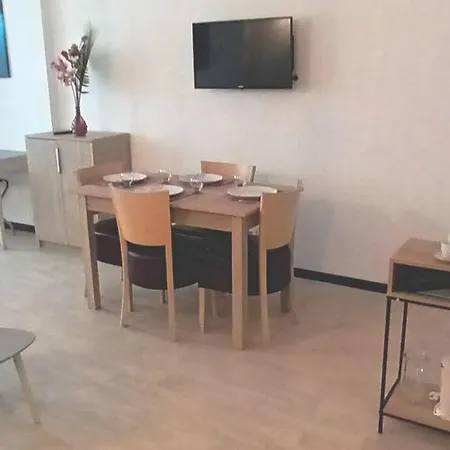 Grand Classe 2 Etoiles De 1 A 4 Personnes דירה